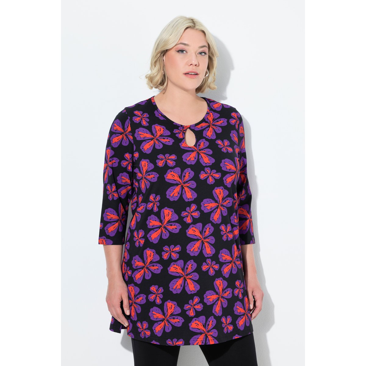 T-shirt long à fleurs. Col rond et manches noir, ULLA POPKEN
