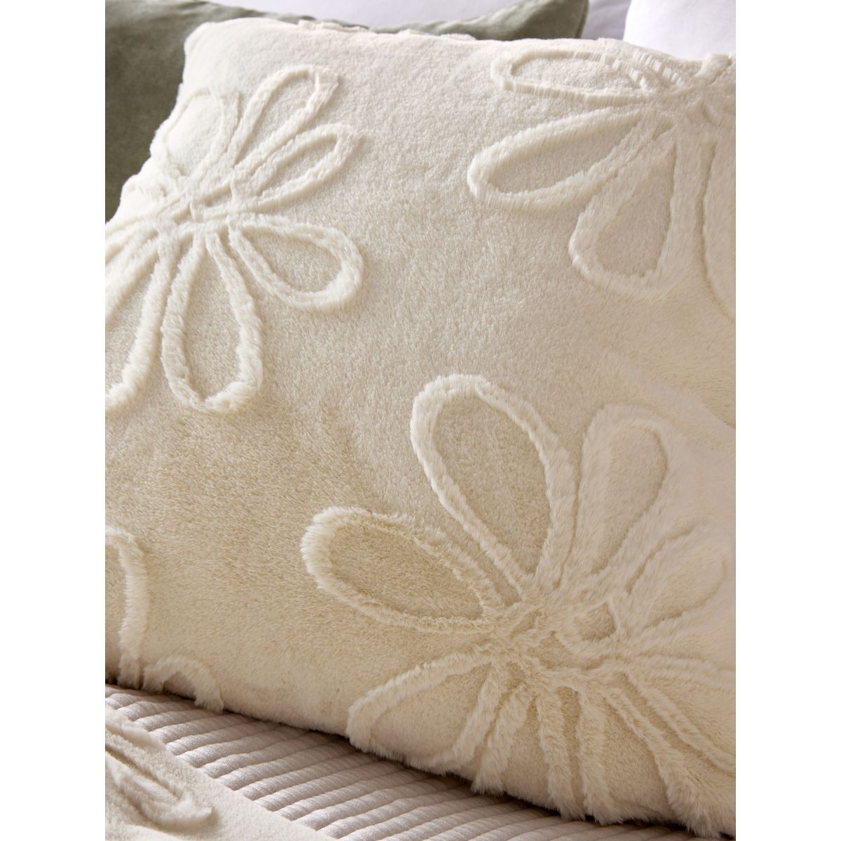 Coussin pâquerette en imitation fourrure coupée crème, NEXT