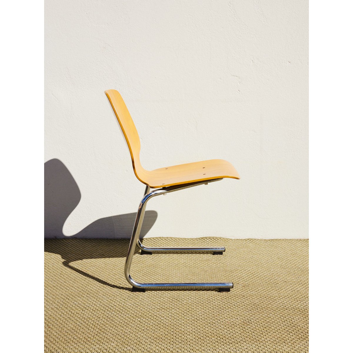 Lot de 4 chaises en bois Alma N°1929 - Bon état bois clair, DEBONGOUT