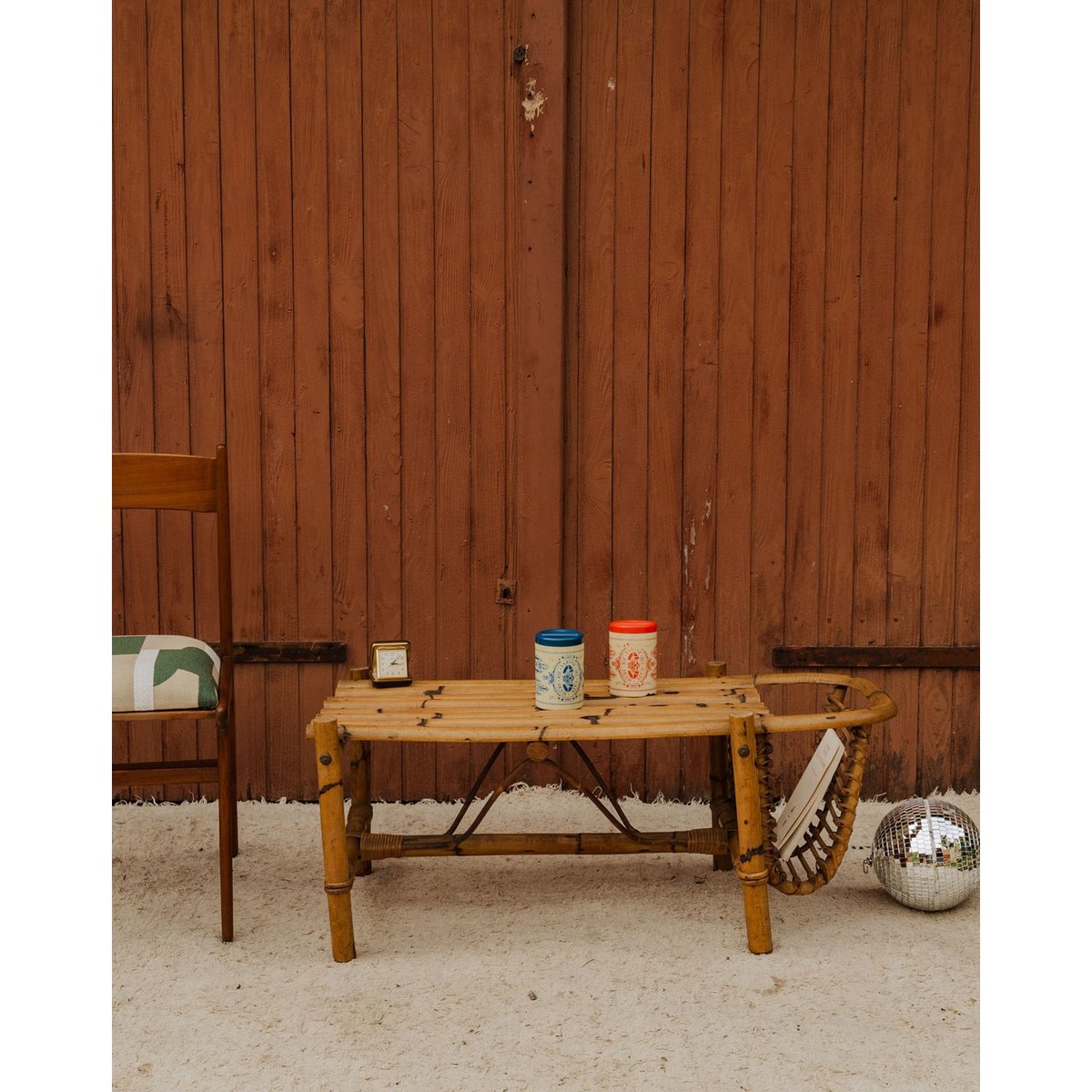 Table basse avec porte-revues en rotin Léonie N°1594 - Bon état bois clair, DEBONGOUT