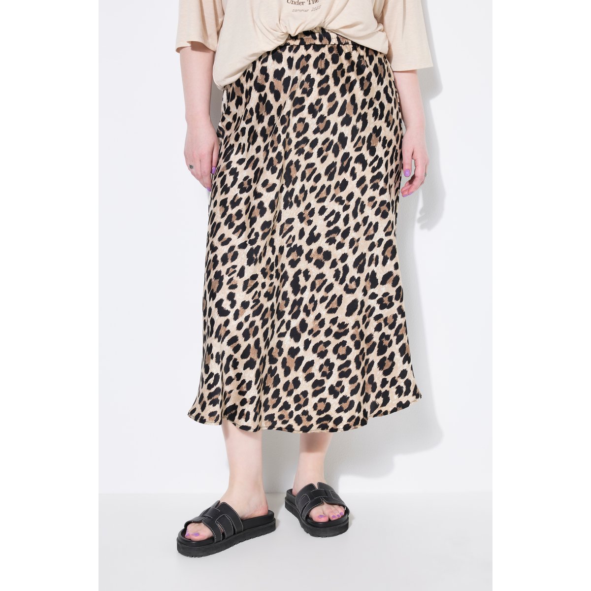 Jupe midi en satin aux reflets scintillants beige clair, STUDIO UNTOLD