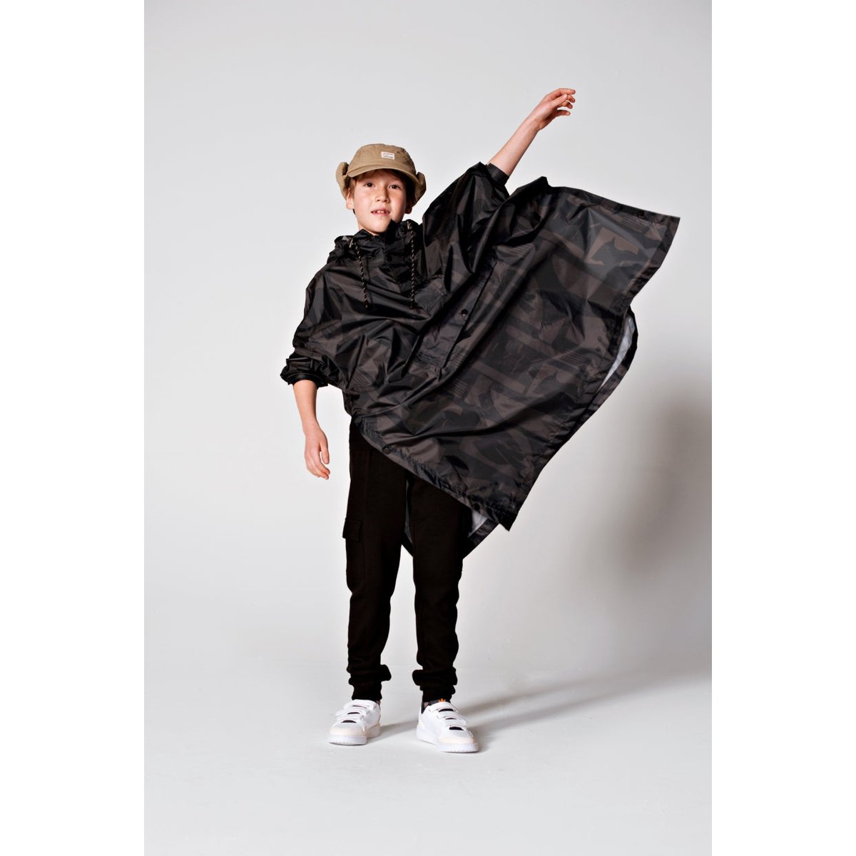 Poncho de pluie imperméable BACK TO BLACK ART CAMO noir absolu, RAINKISS