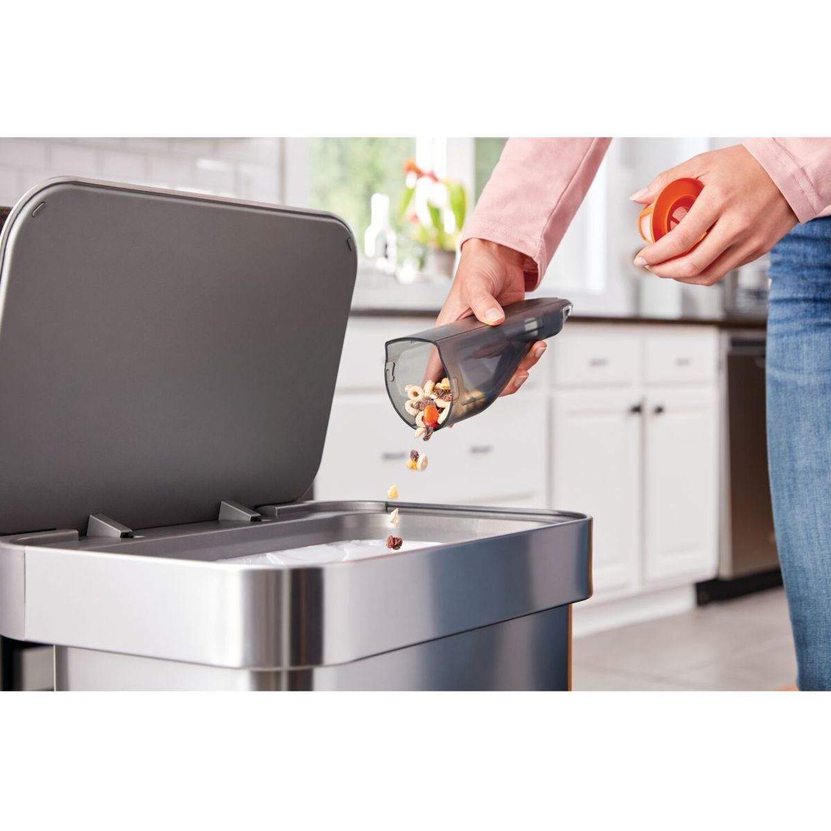 Aspirateur main HLVC315B11-QW couleur unique, BLACK & DECKER