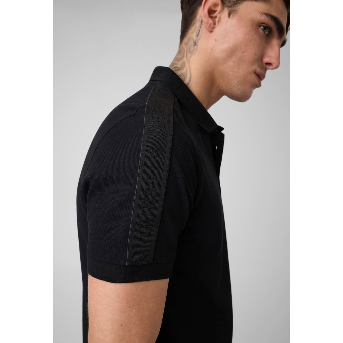 Polo noir, GUESS