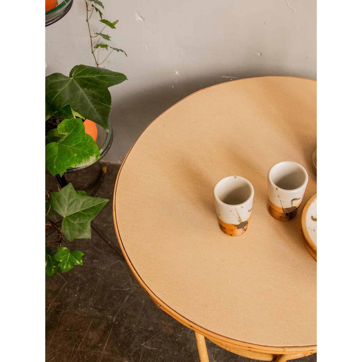 Table basse en rotin et bois teint en beige Léonie N°937 - Bon état beige, DEBONGOUT