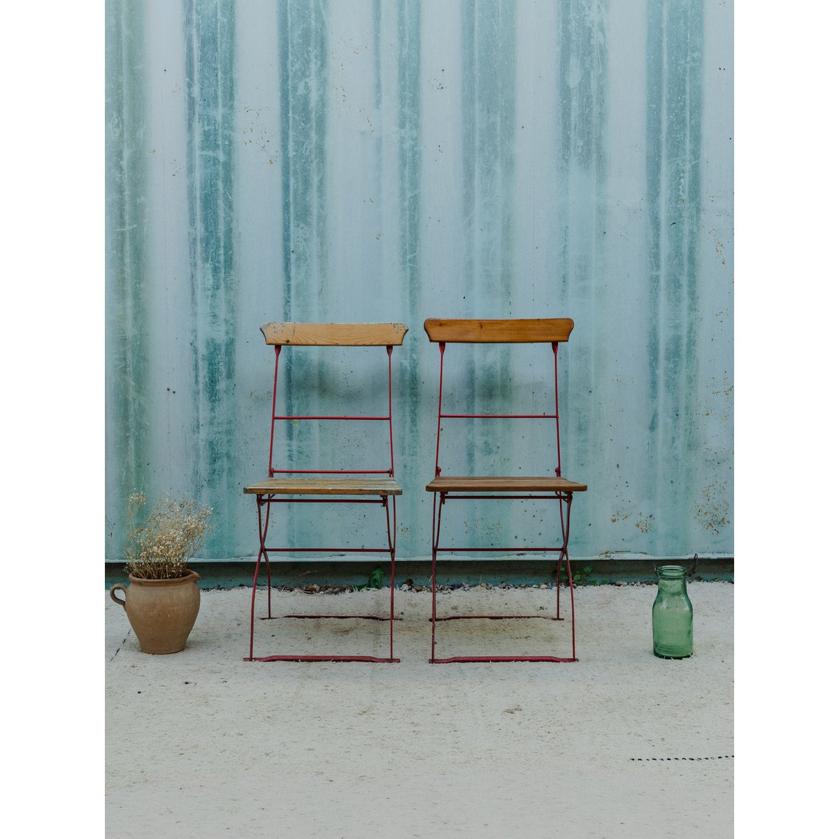Lot de 4 chaises en bois et métal rouge Claude N°1652 - Bon état bois foncé, DEBONGOUT