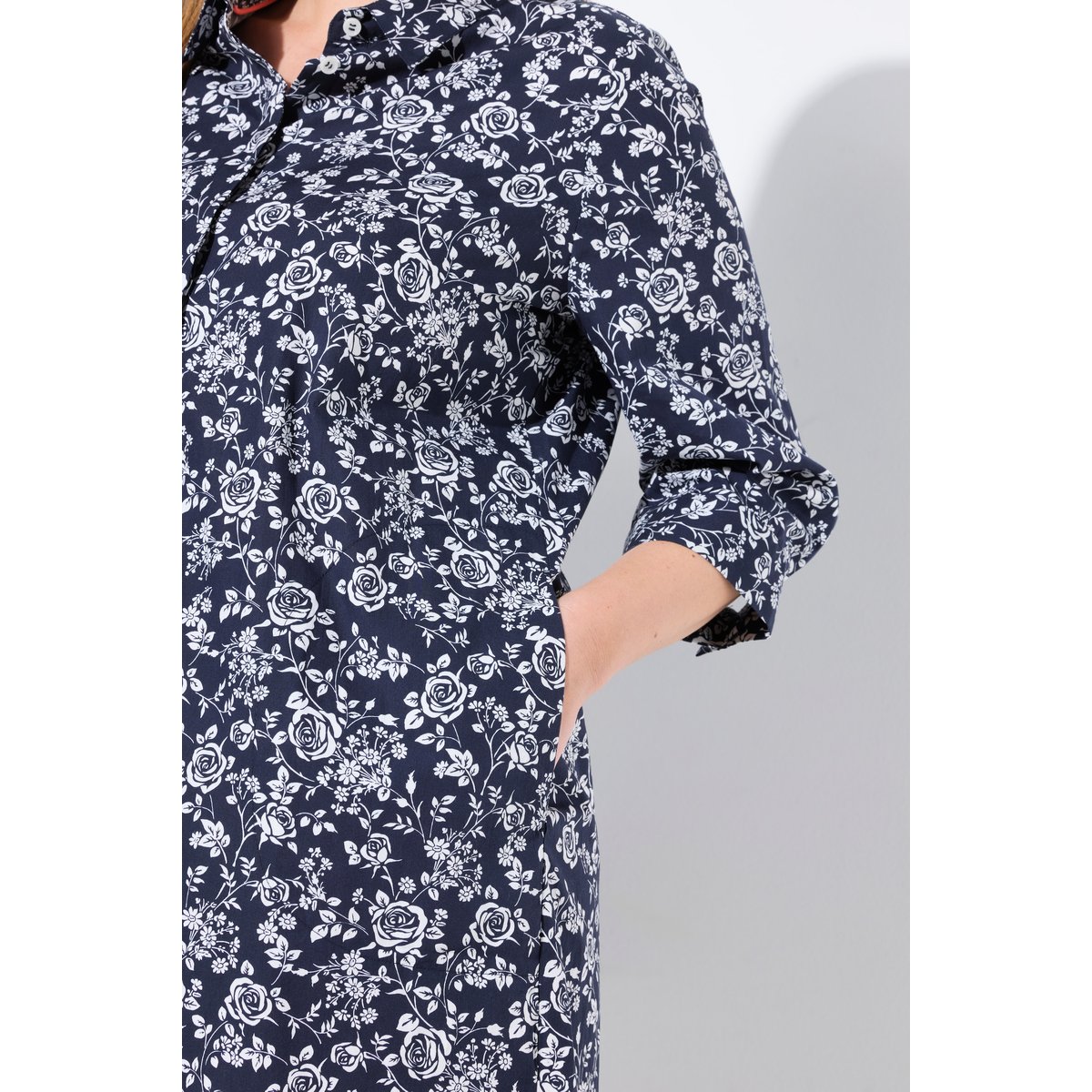 Robe chemisier. Col chemise et manches 3/4. bleu royal, ULLA POPKEN