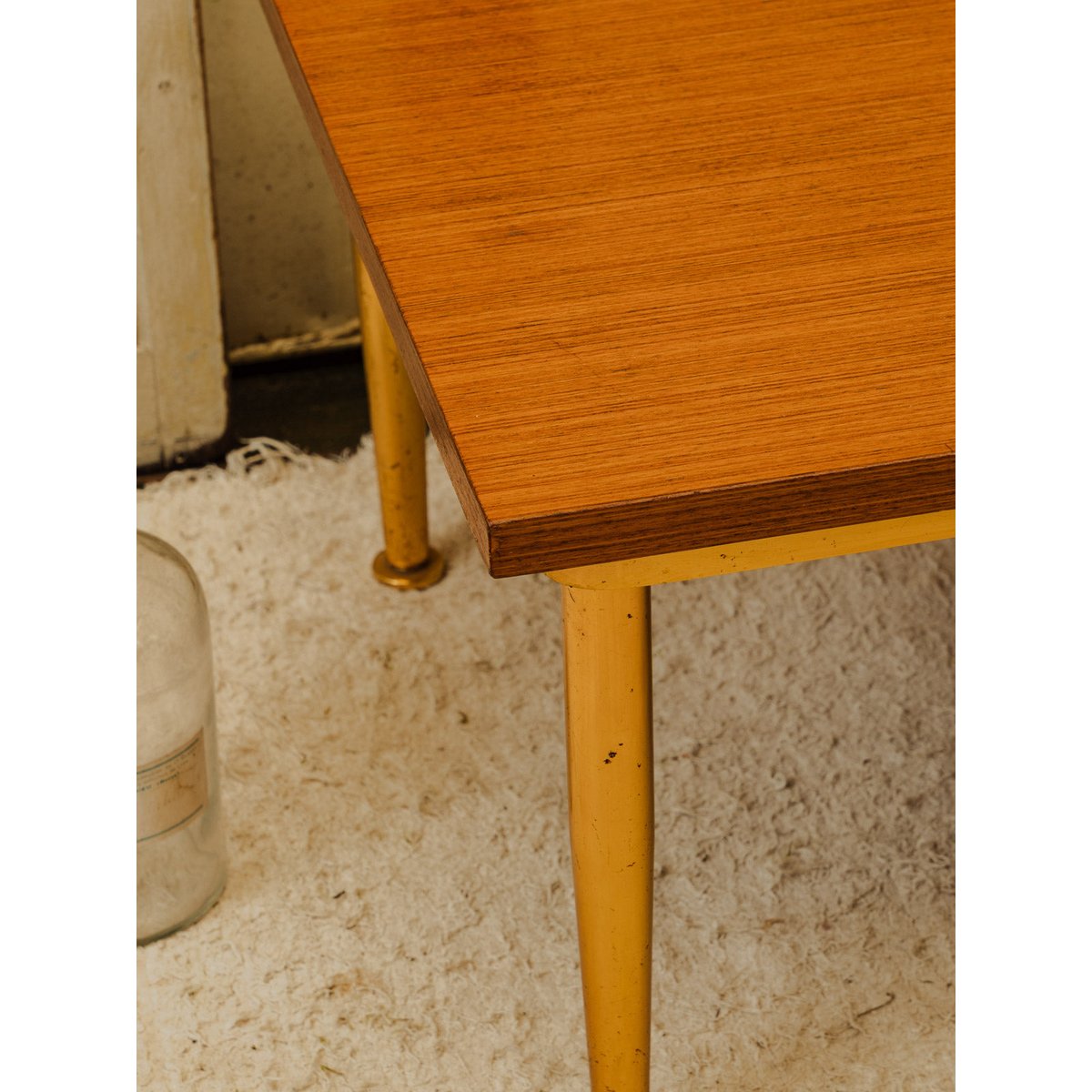 Table basse en bois et métal doré Donna N°1656 - Bon état bois foncé, DEBONGOUT
