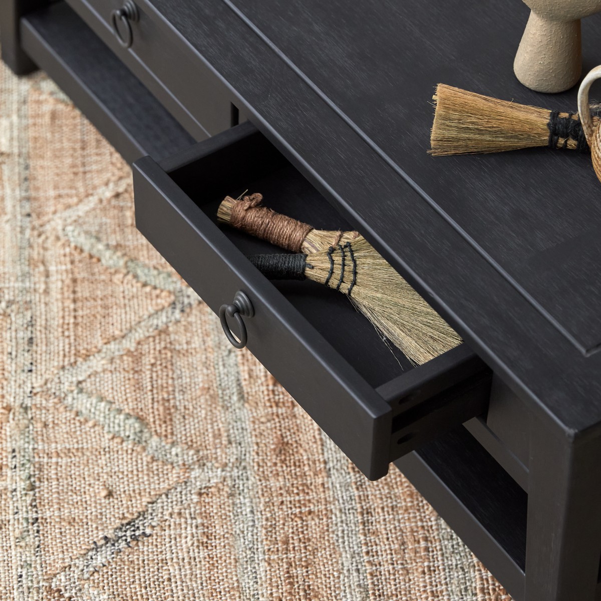 Table basse en Pin massif, THAKI BLACK noir, TIKAMOON