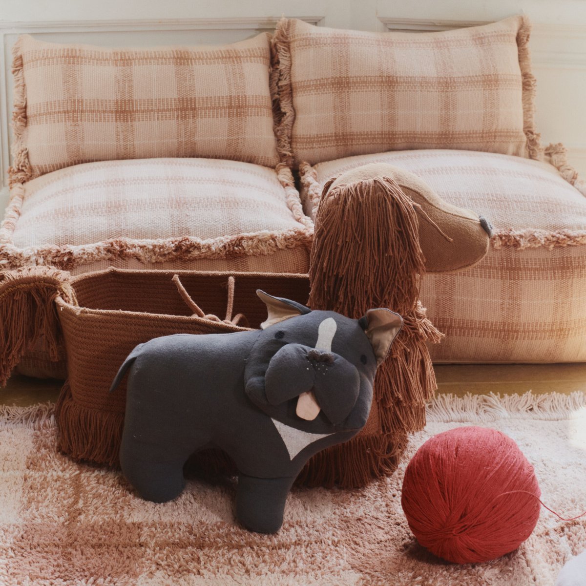Coussin Jimmy WOUF WOUF gris foncé, rose, noir, LORENA CANALS