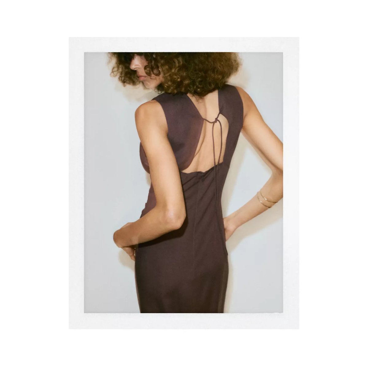 Robe froncée sur le côté avec nœud marron, MANGO