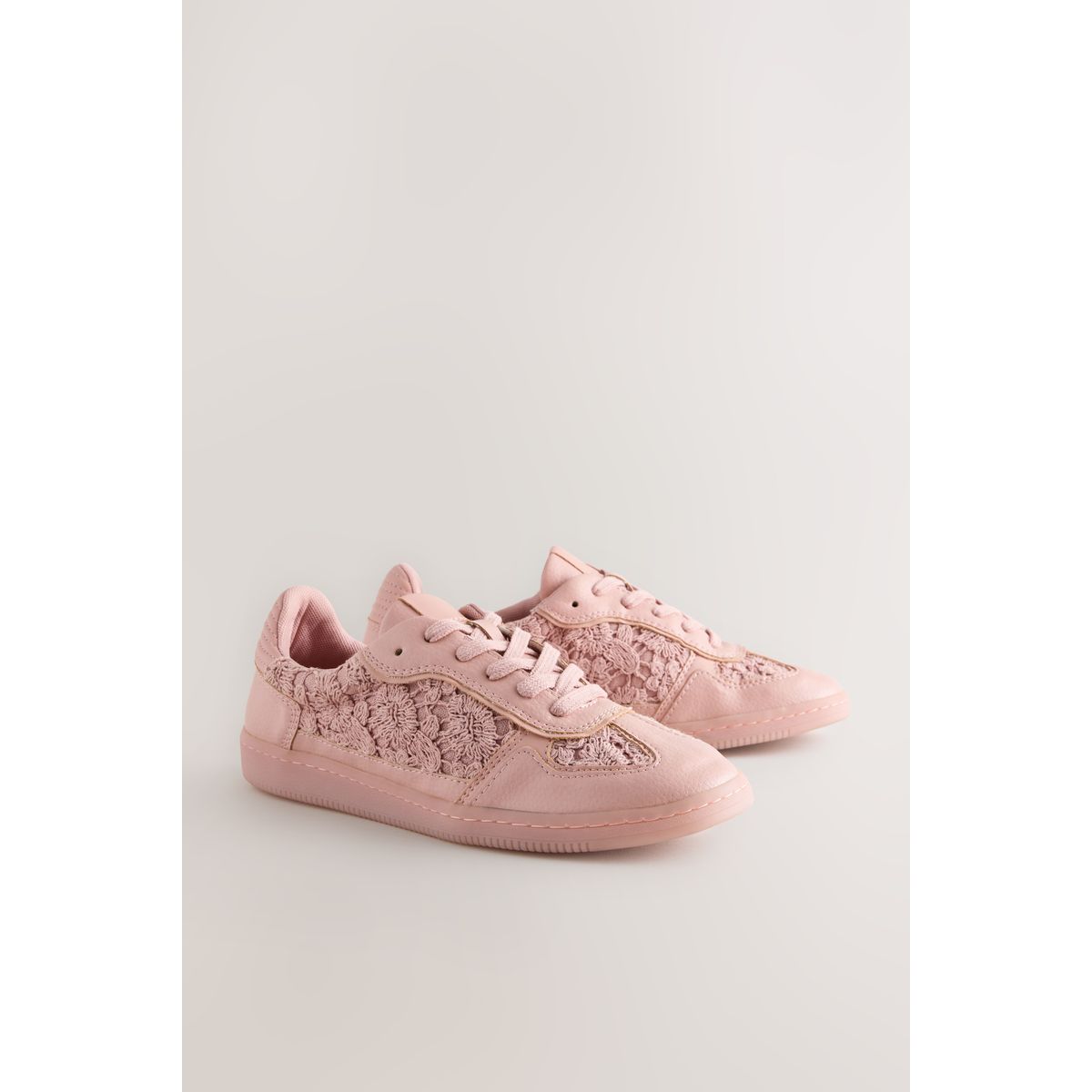 Baskets à lacets broderie rose blush, NEXT