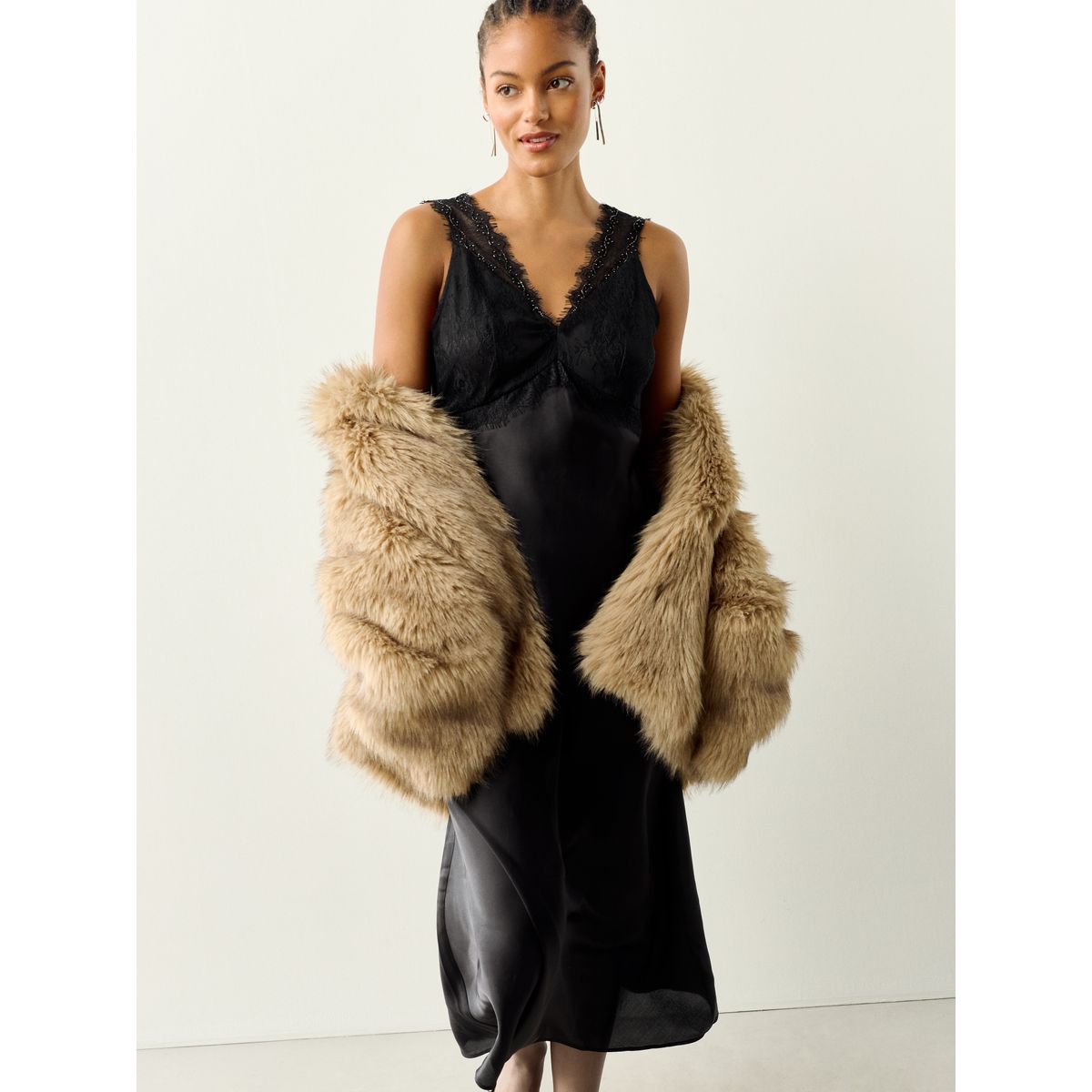 Robe mi-longue en satin à col v dentelle noir, NEXT