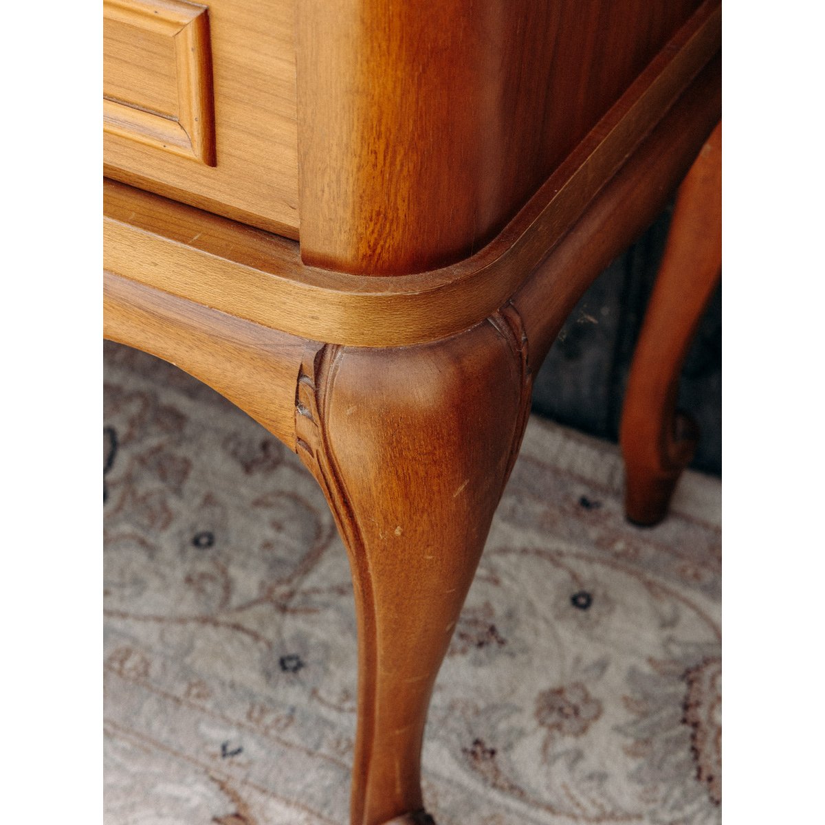 Paire de 2 tables de chevets au style Louis XV Odile N°1380 - Bon état bois clair, DEBONGOUT