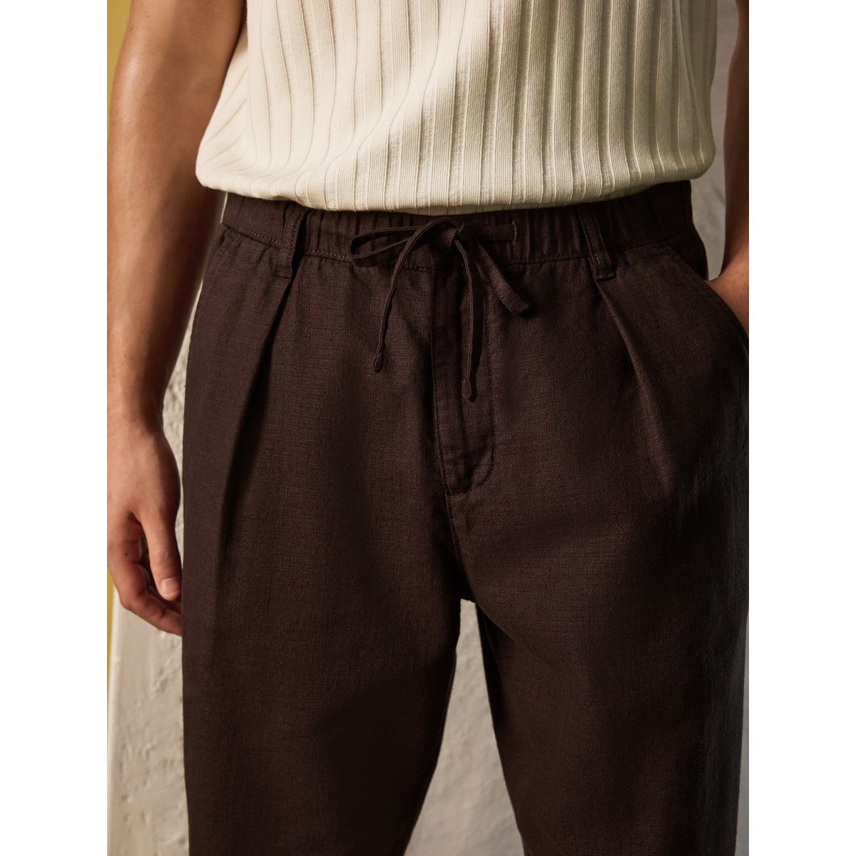 Pantalon texturé en lin avec taille élastique marron, NEXT