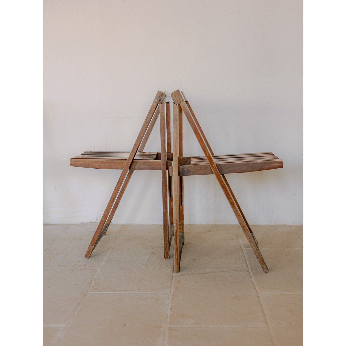 Lot de 4 chaises en bois au design géométrique moderne Claude N°1431 - Bon état bois foncé, DEBONGOUT