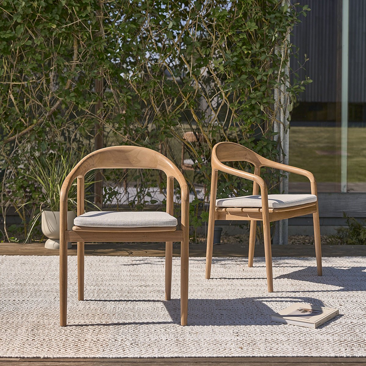 Lot de 2 fauteuils de jardin en teck massif avec coussins AMBRE naturel, BERAH GETAH