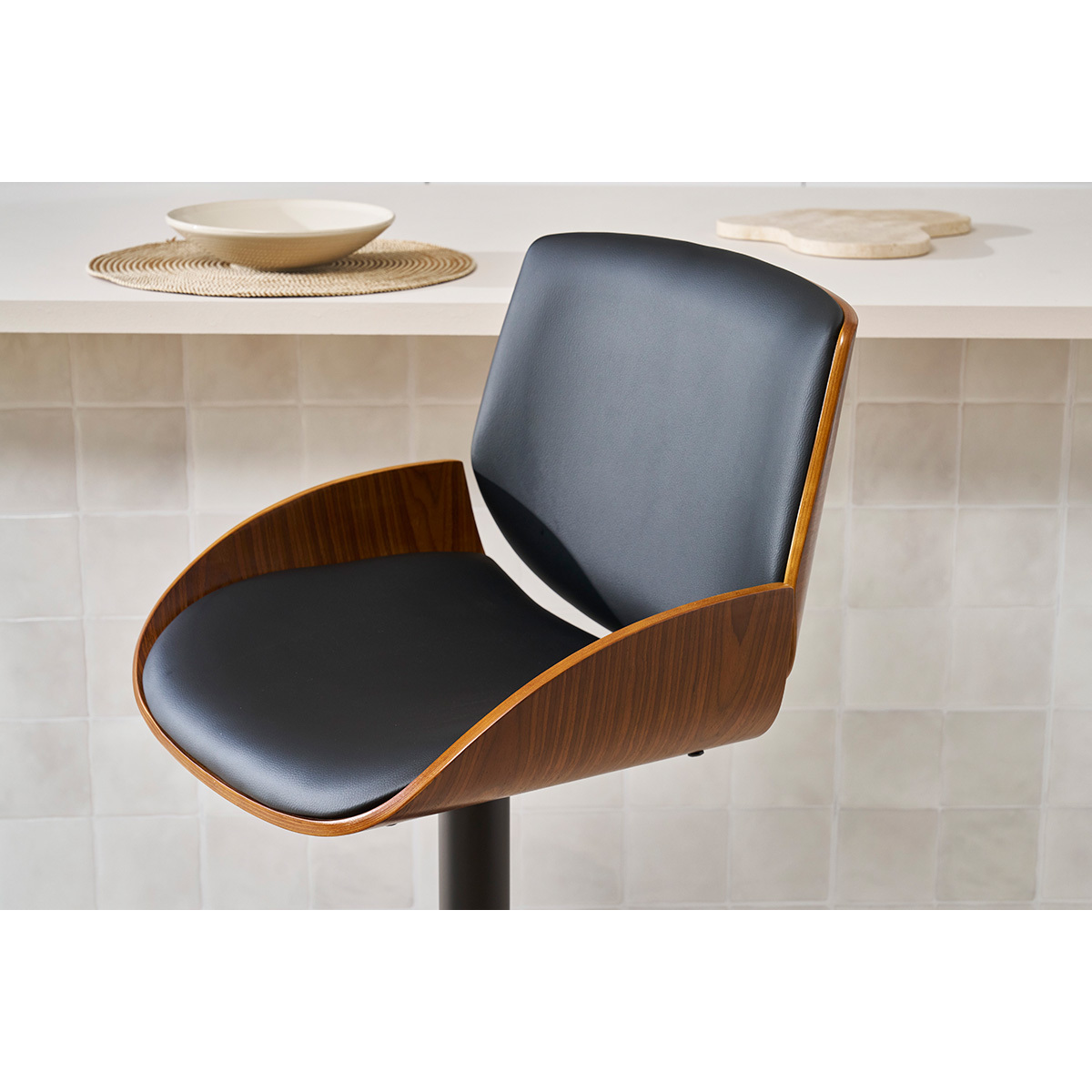 Tabouret de bar vintage relevable VESPER noyer / noir, MILIBOO
