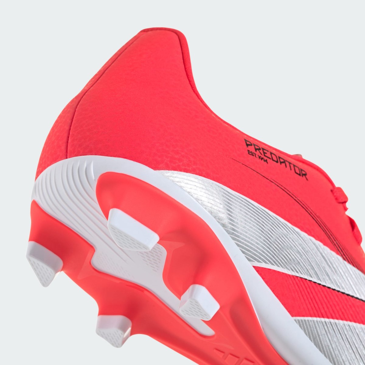 Chaussure Predator Club Terrain Souple / Multi-Surfaces Chaussure Predator Club Terrain Souple / Multi-Surfaces lucid red / cloud white / core black, adidas Performance