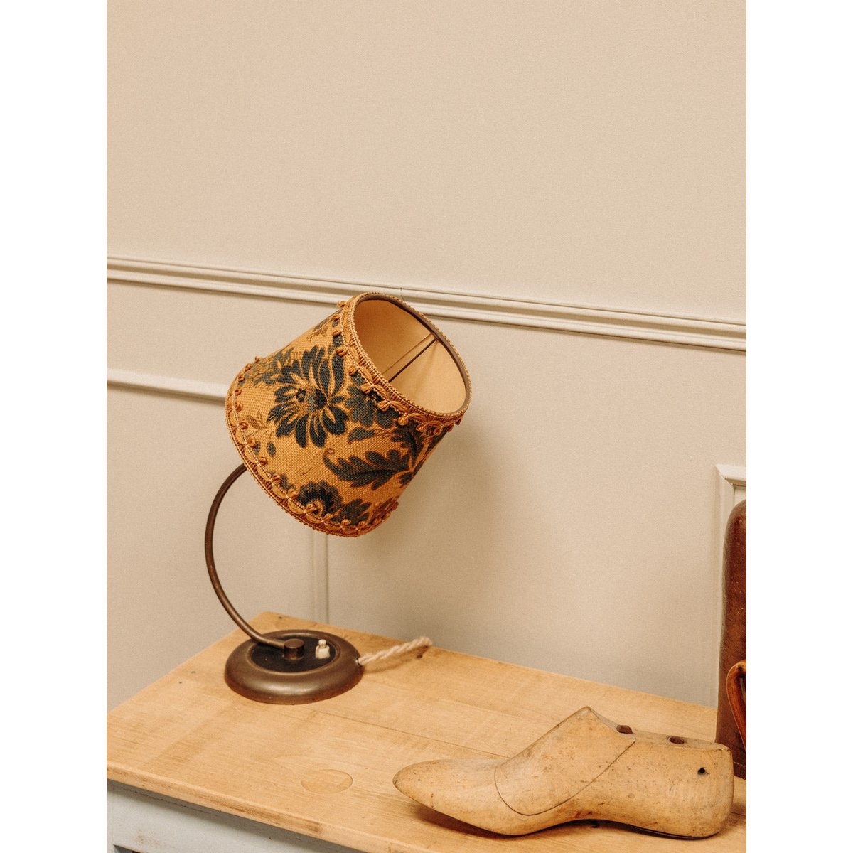 Lampe à l'abat-jour en rotin fleuri Suzanne N°585 - Bon état beige, DEBONGOUT