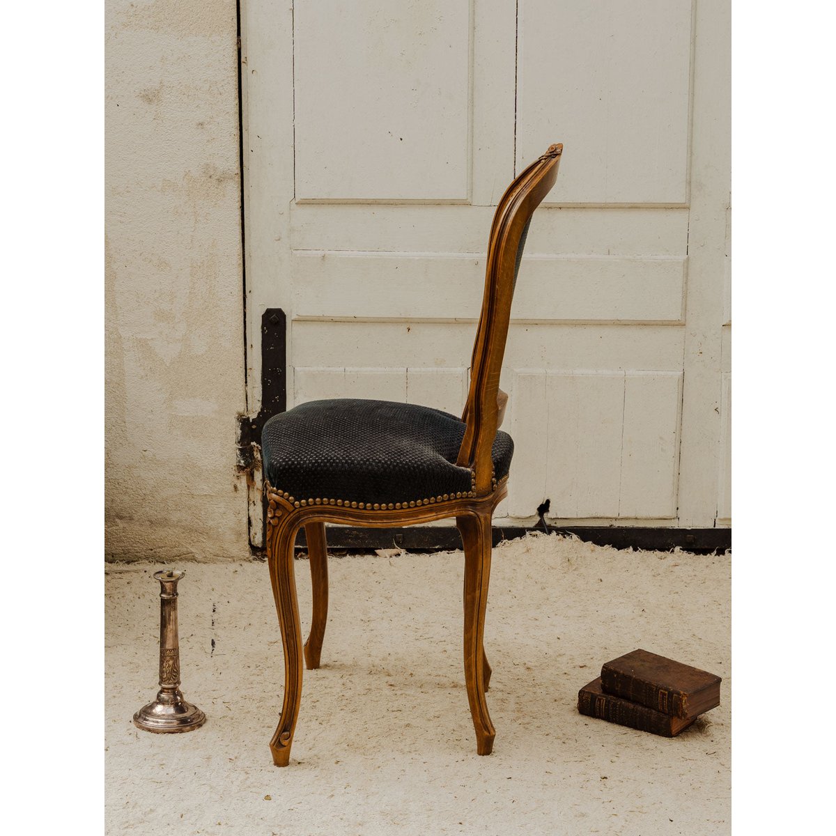 Paire de chaises en bois et tissu noir Claude N°1702 - Bon état bois foncé, DEBONGOUT