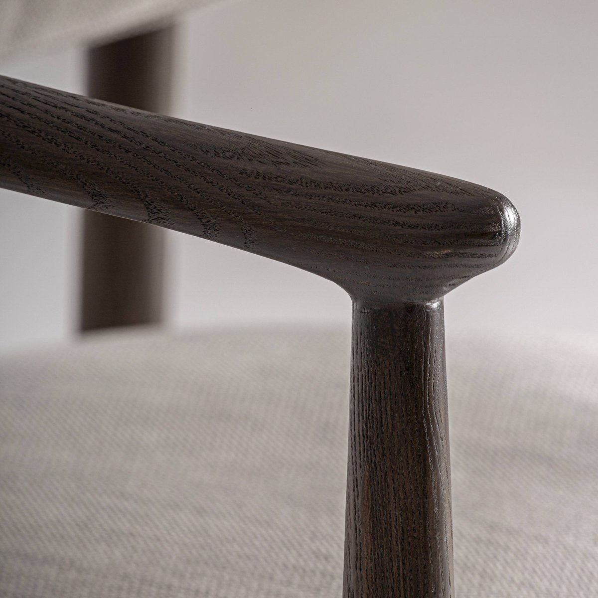 Chaise contemporaine en frêne brun et blanc cassé, RECOLLECTION