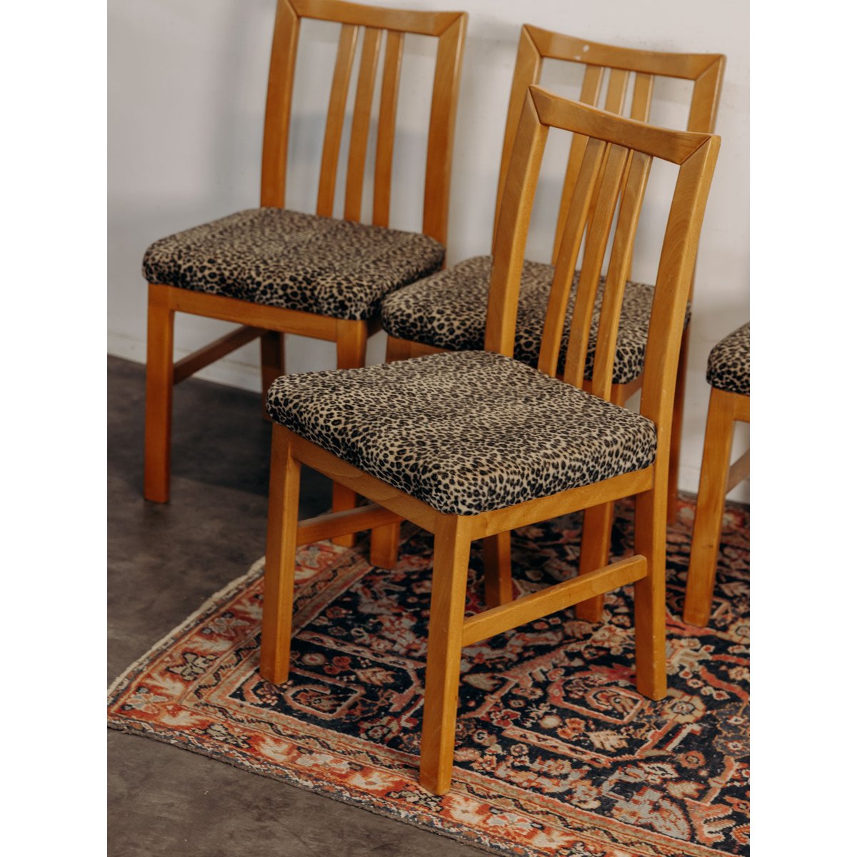 Lot de 4 chaises en tissu léopard Claude N°1632 - Bon état léopard, DEBONGOUT