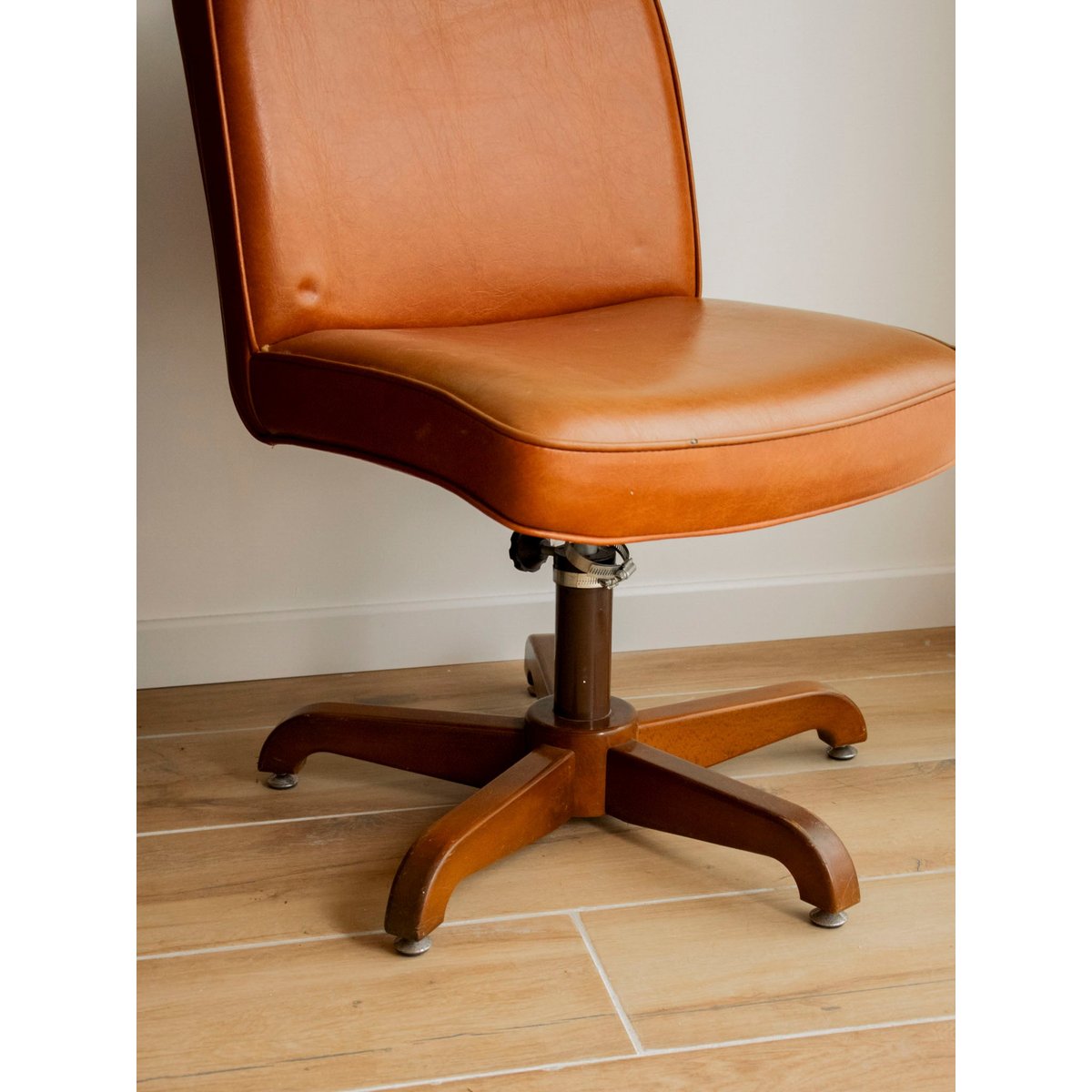 Fauteuil de bureau en skaï cognac Jakob N°1344 - Bon état camel, DEBONGOUT