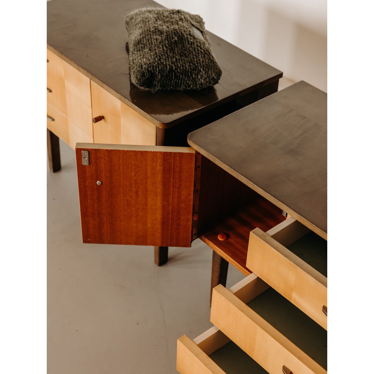 Paire de tables de chevet au placage en bois Maïa N°1593 - Bon état bois foncé, DEBONGOUT