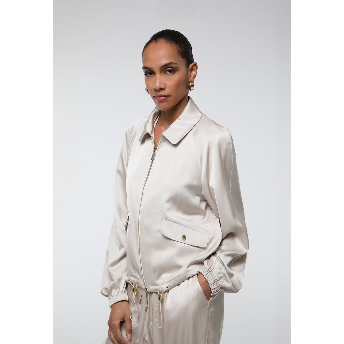 Veste bomber satinée à taille élastiquée beige, LOLA CASADEMUNT