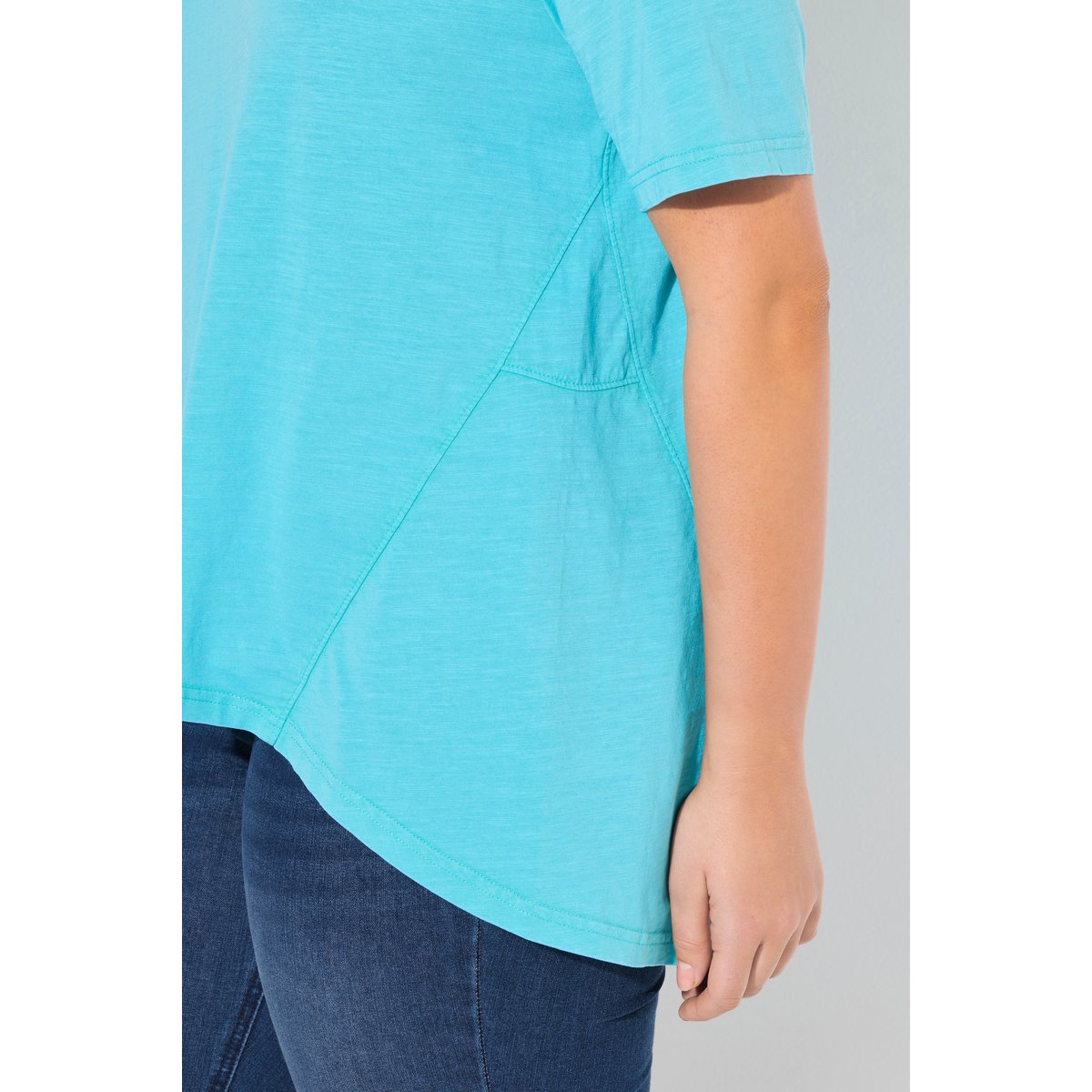 T-shirt à coupe évasée. Col en V et manches aqua foncé, ULLA POPKEN