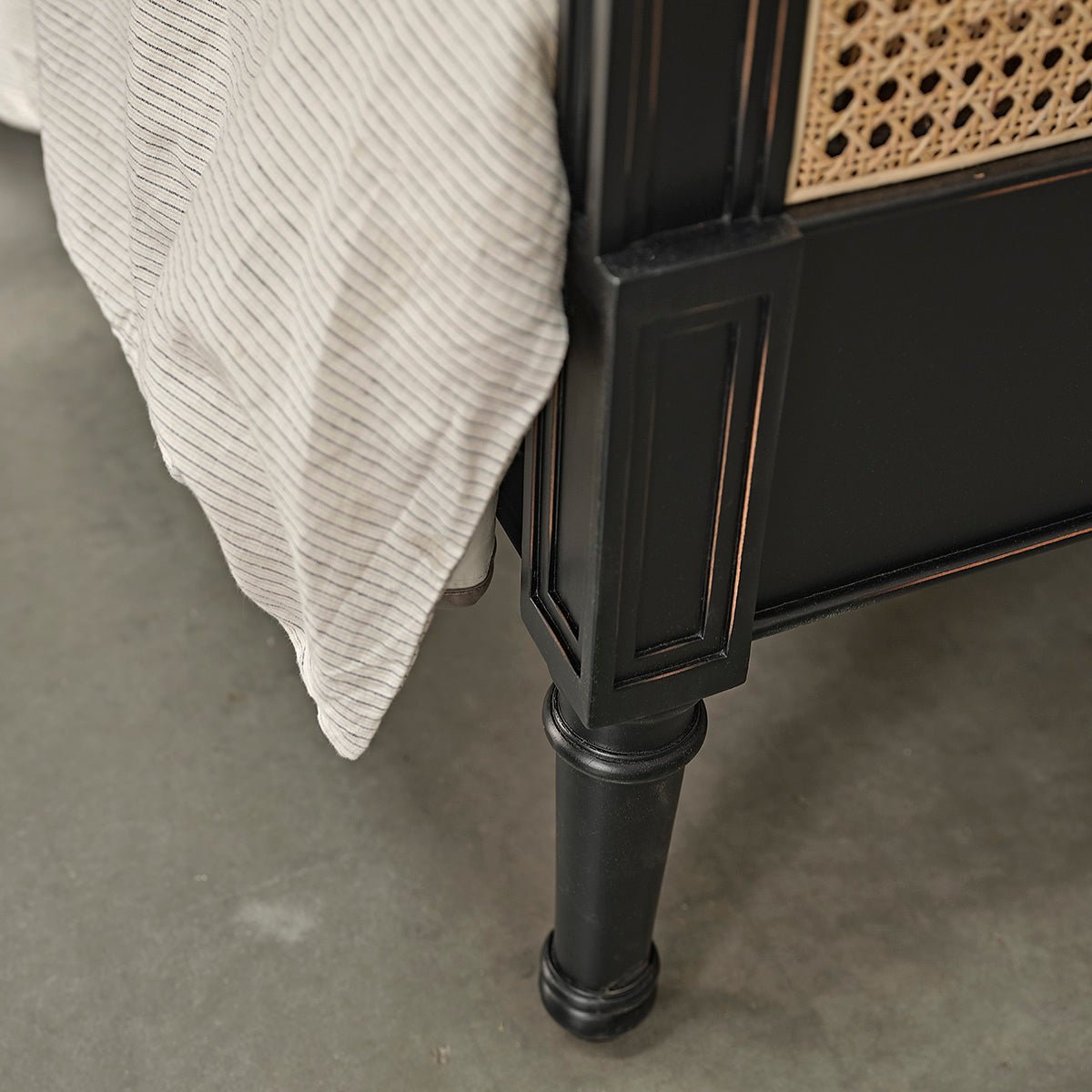 Lit en acajou massif massif et cannage 160 cm avec sommier SOHO noir, BERAH GETAH