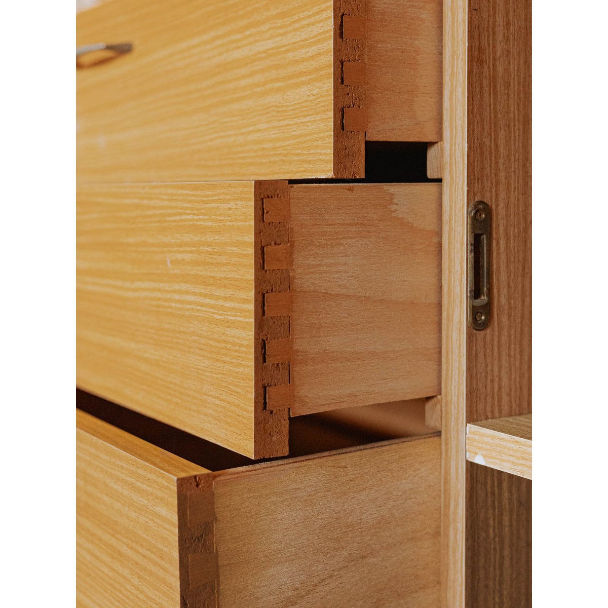 Commode scandinave aux poignées en métal doré Olga N°687 - Bon état bois clair, DEBONGOUT