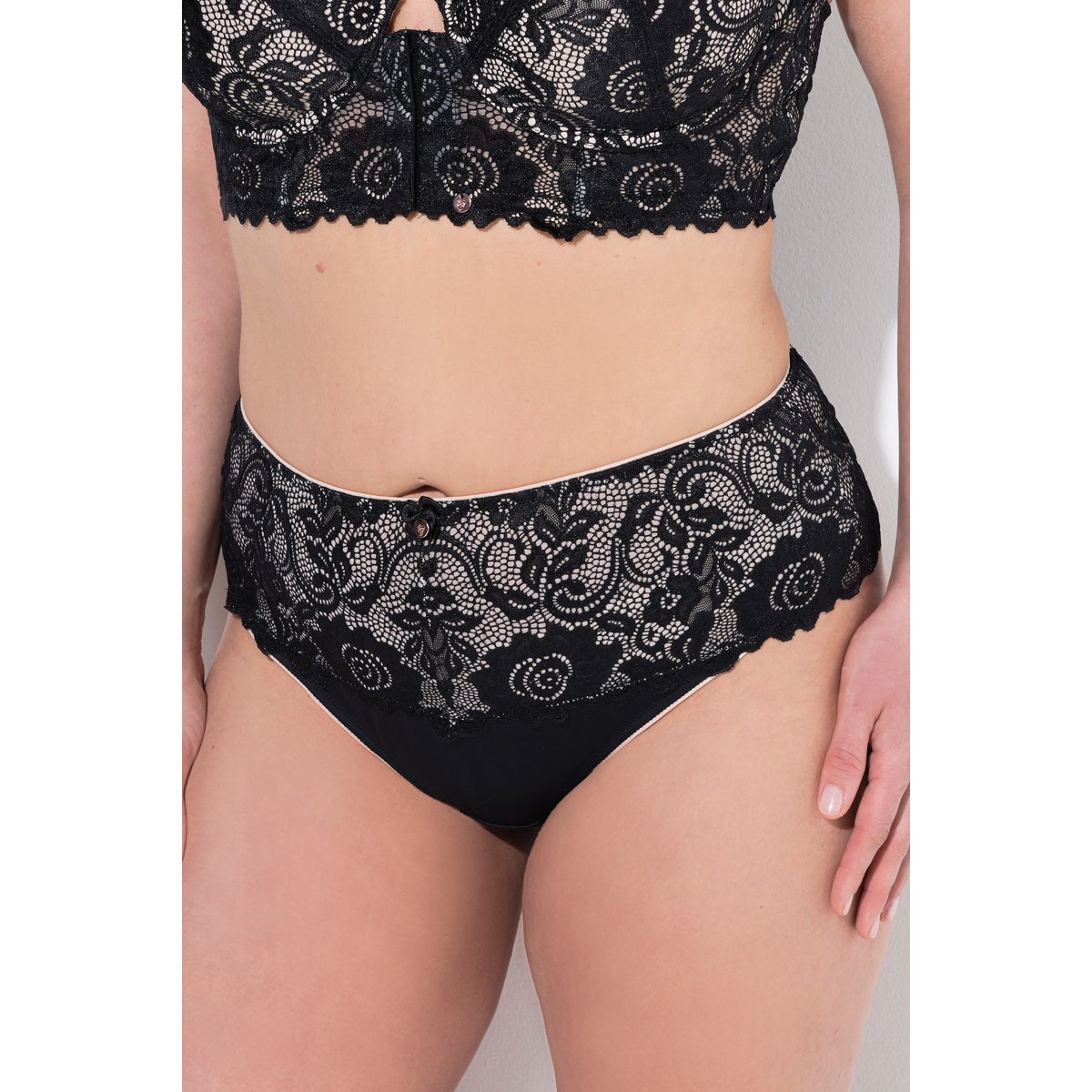 String couvrant TRUYOU en dentelle. Taille noir, ULLA POPKEN