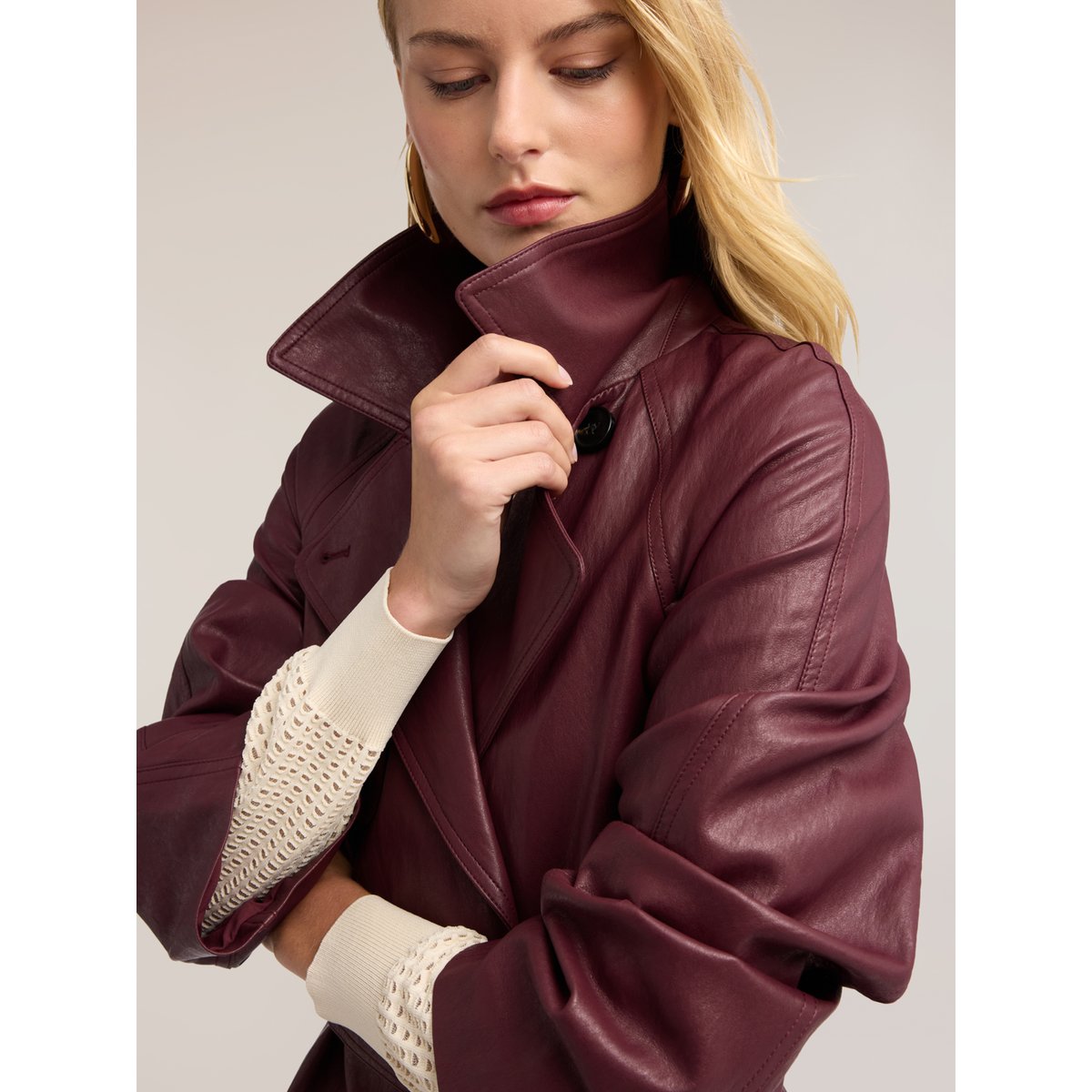 Trench ceinturé avec boucle burgundy, MOTIVI