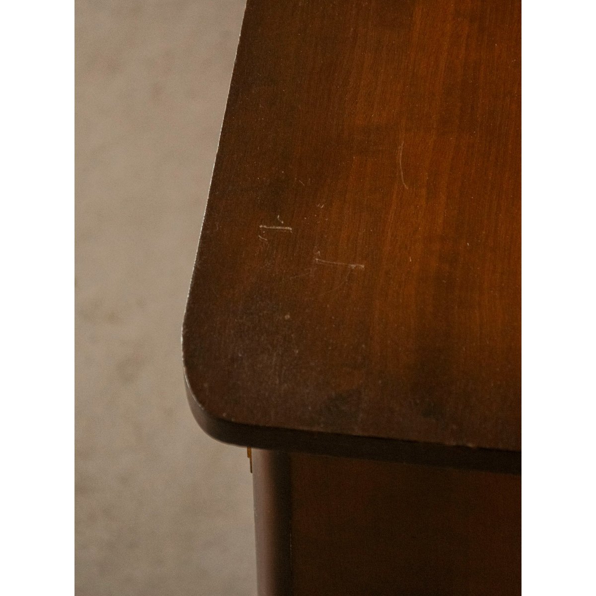 Paire de tables de chevet au placage en bois Maïa N°1577 - Bon état bois foncé, DEBONGOUT