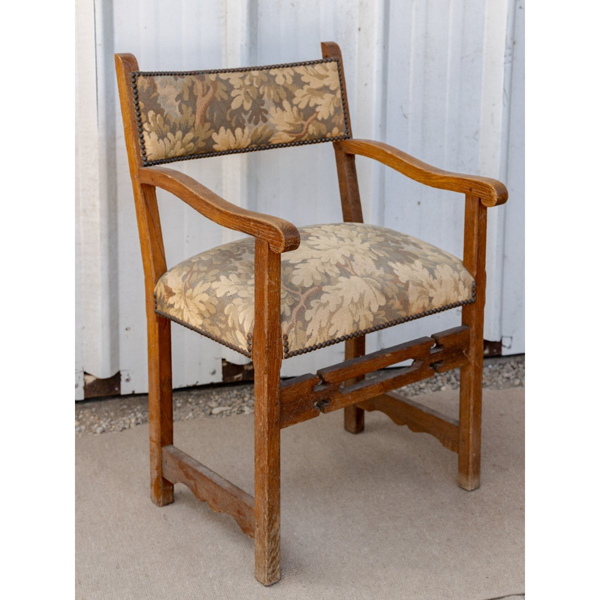 Fauteuil ancien clouté en bois et tissu Ernest N°1497 - Bon état bois foncé, DEBONGOUT