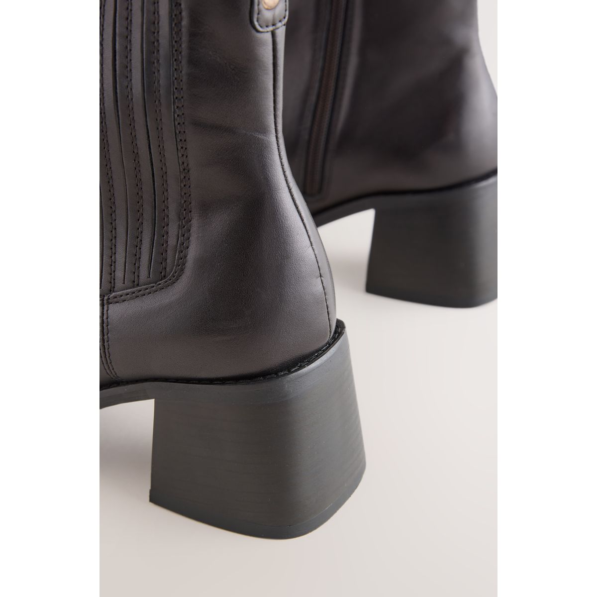 Bottines chelsea en cuir à bout carré noir, NEXT