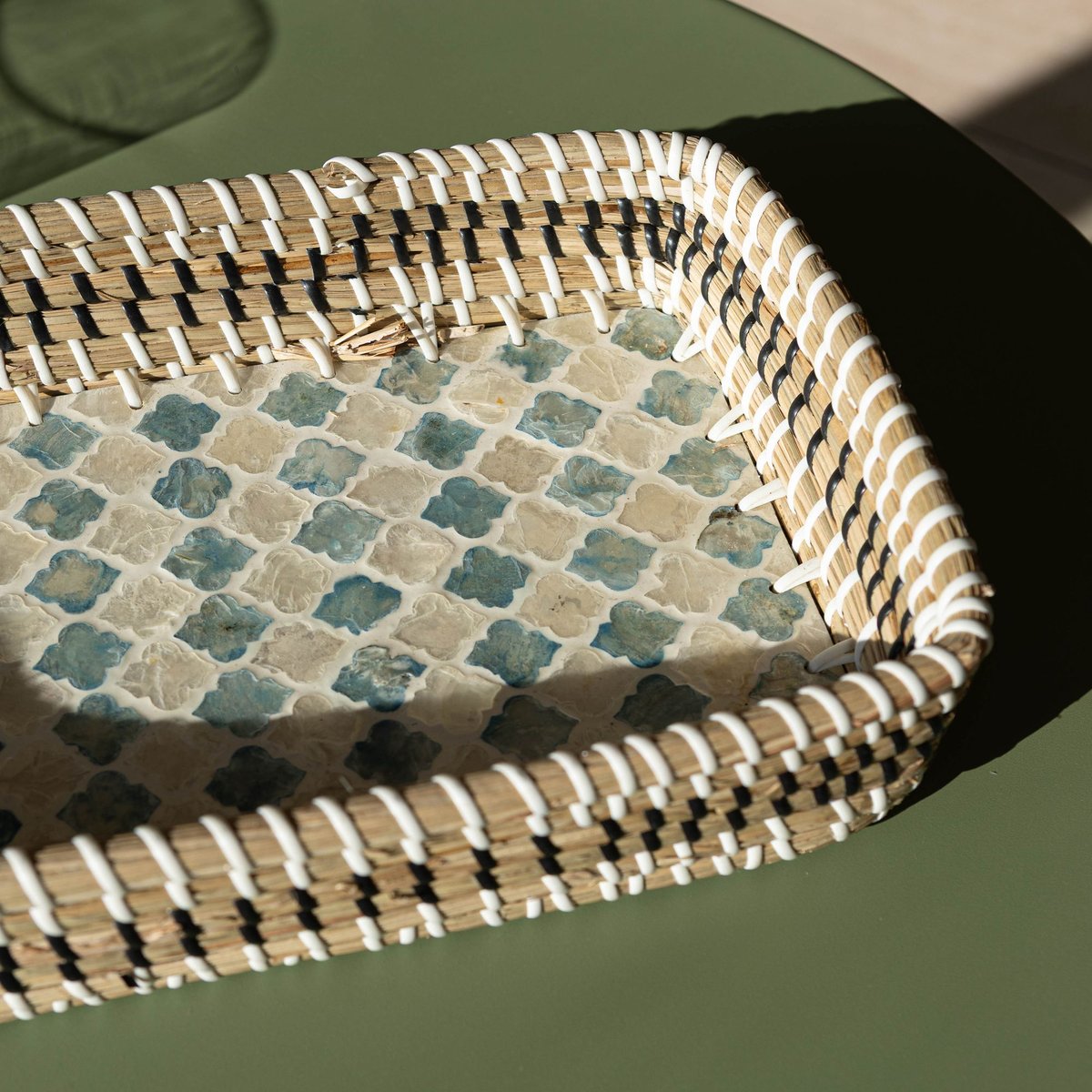 Plateau rond en jonc de mer et coquillages beige-bleu-noir, NOW'S HOME