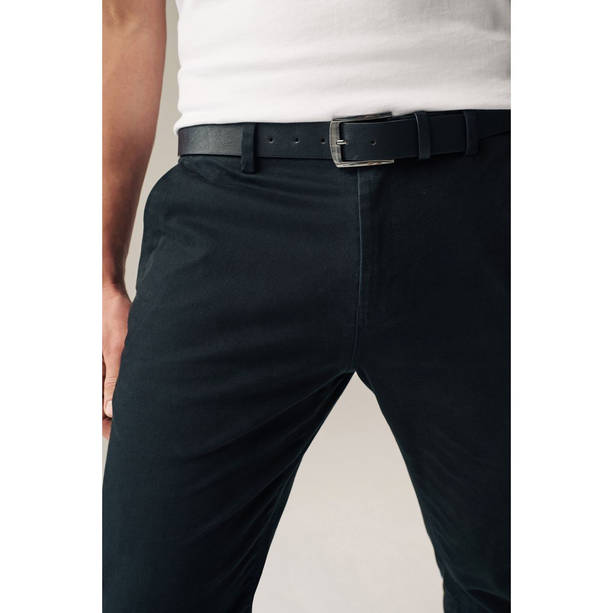Pantalon chino slim doux avec ceinture noir, NEXT