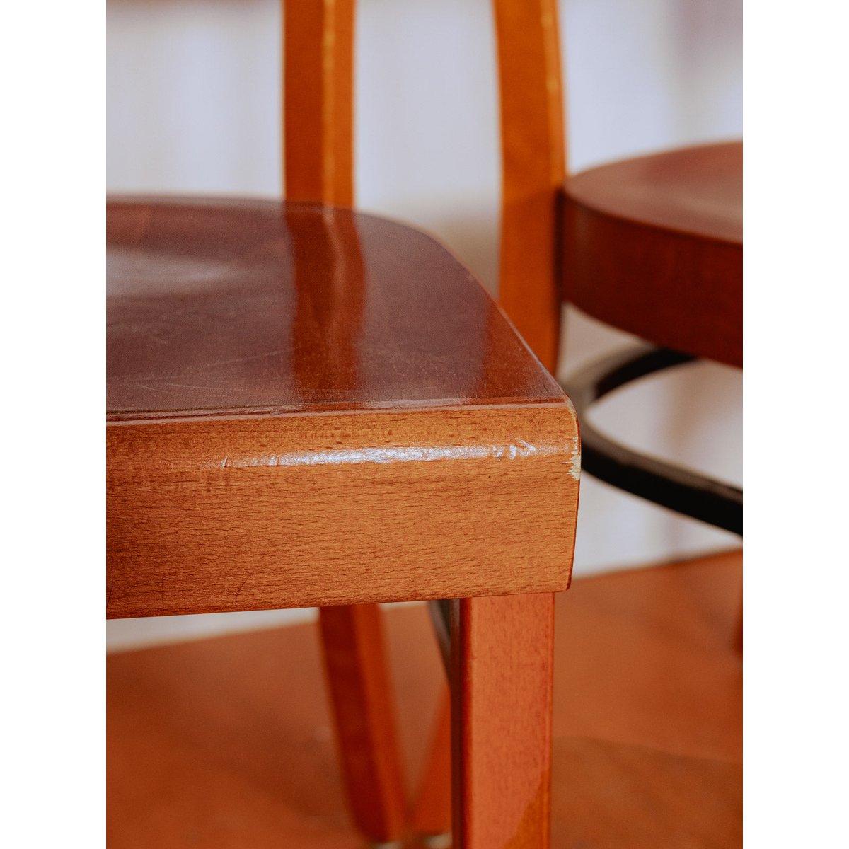 Chaise au dossier ajouré Alma N°1412 - Bon état bois foncé, DEBONGOUT
