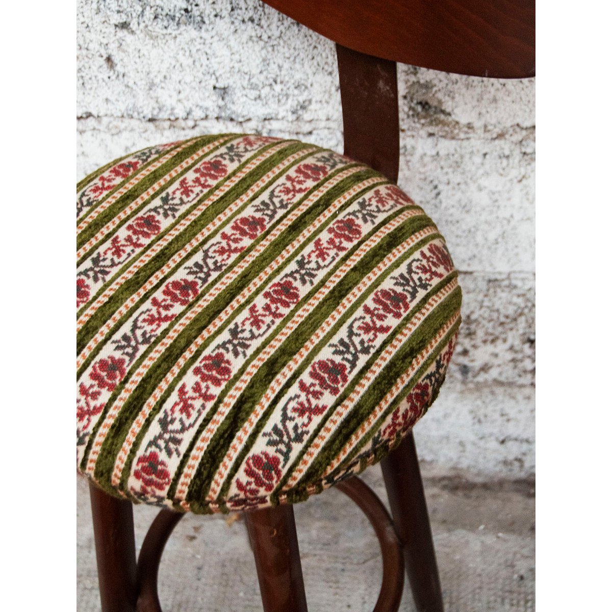Tabouret de bar fleuri Gaston N°102 - Bon état bois, vert, rose, DEBONGOUT