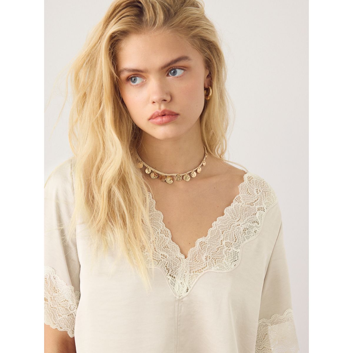 Top satin col v bordure dentelle crème, NEXT