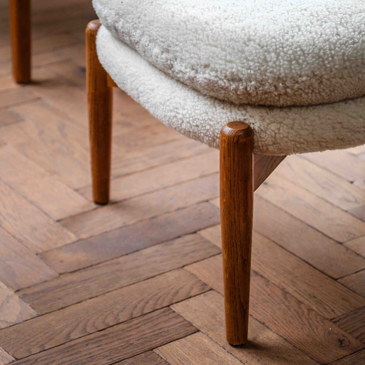 Dulcimer Sheepskin Footstool ecru, ÉDITÉ