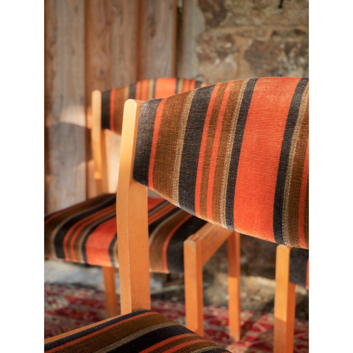 Lot de 5 chaises en velours à rayures Alma N°1984 - Bon état orange, DEBONGOUT
