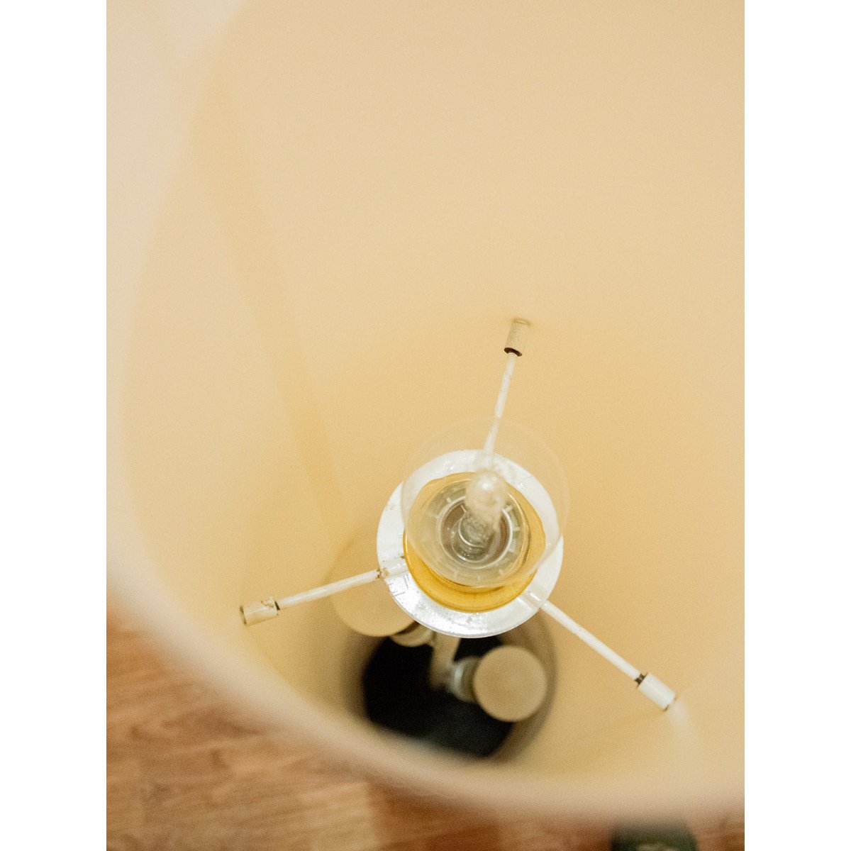 Lampadaire fin en rotin Julien N°149 - Bon état blanc, DEBONGOUT