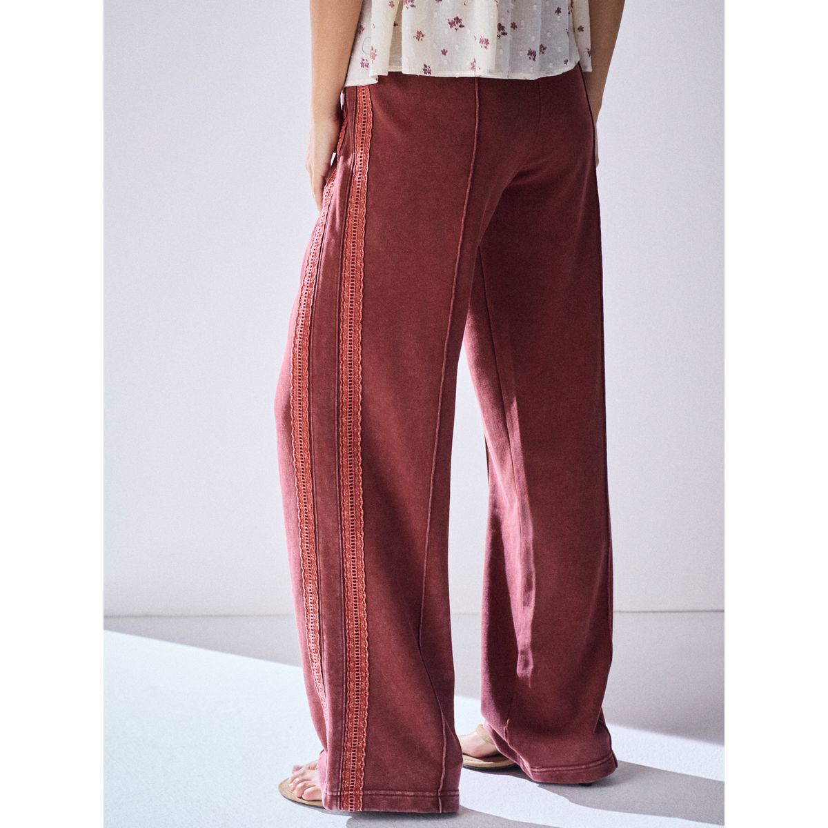 Pantalon de jogging large délavé à dentelle rouge, NEXT