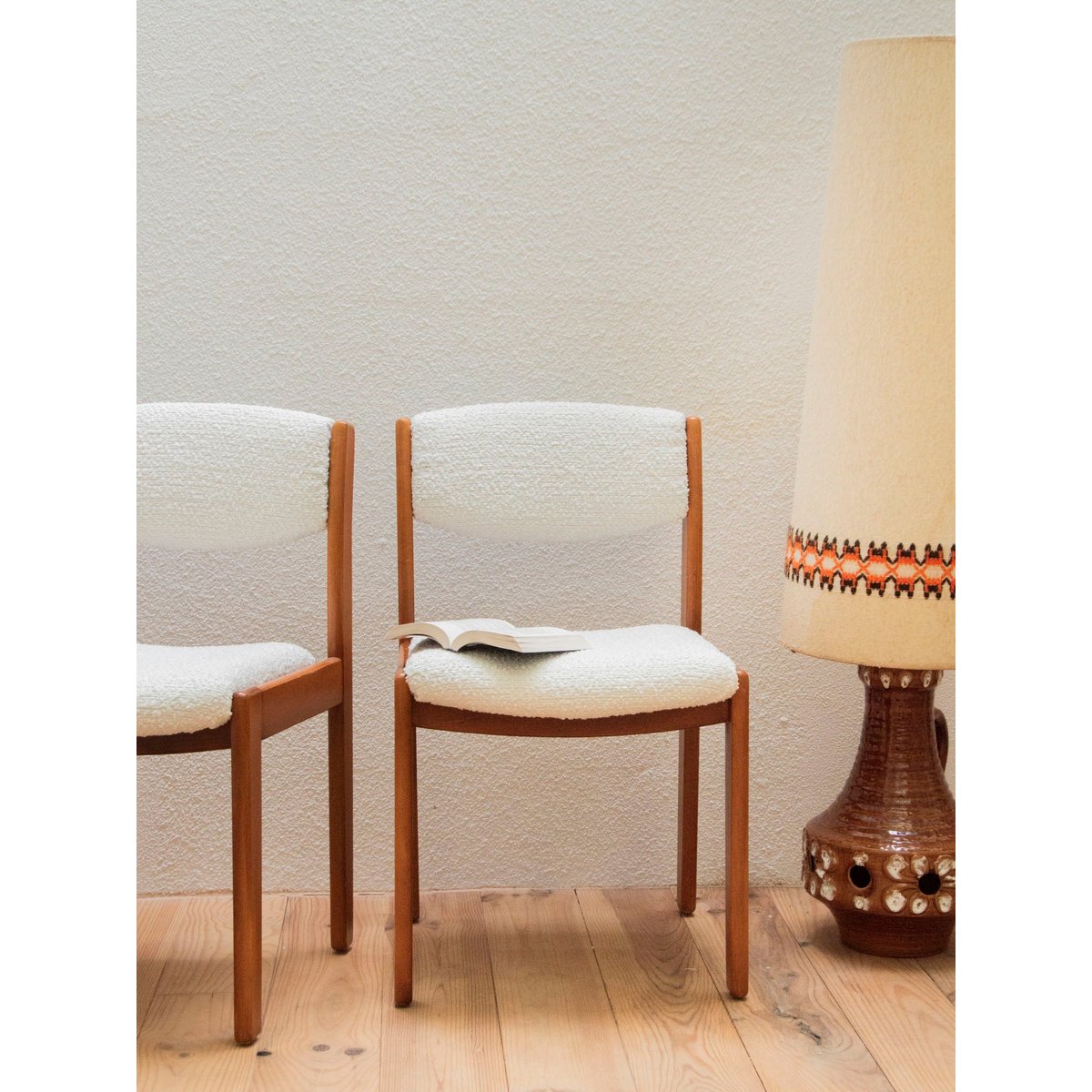 Paire de chaises en bois et tissu Alma N°1071 - Bon état bois, DEBONGOUT