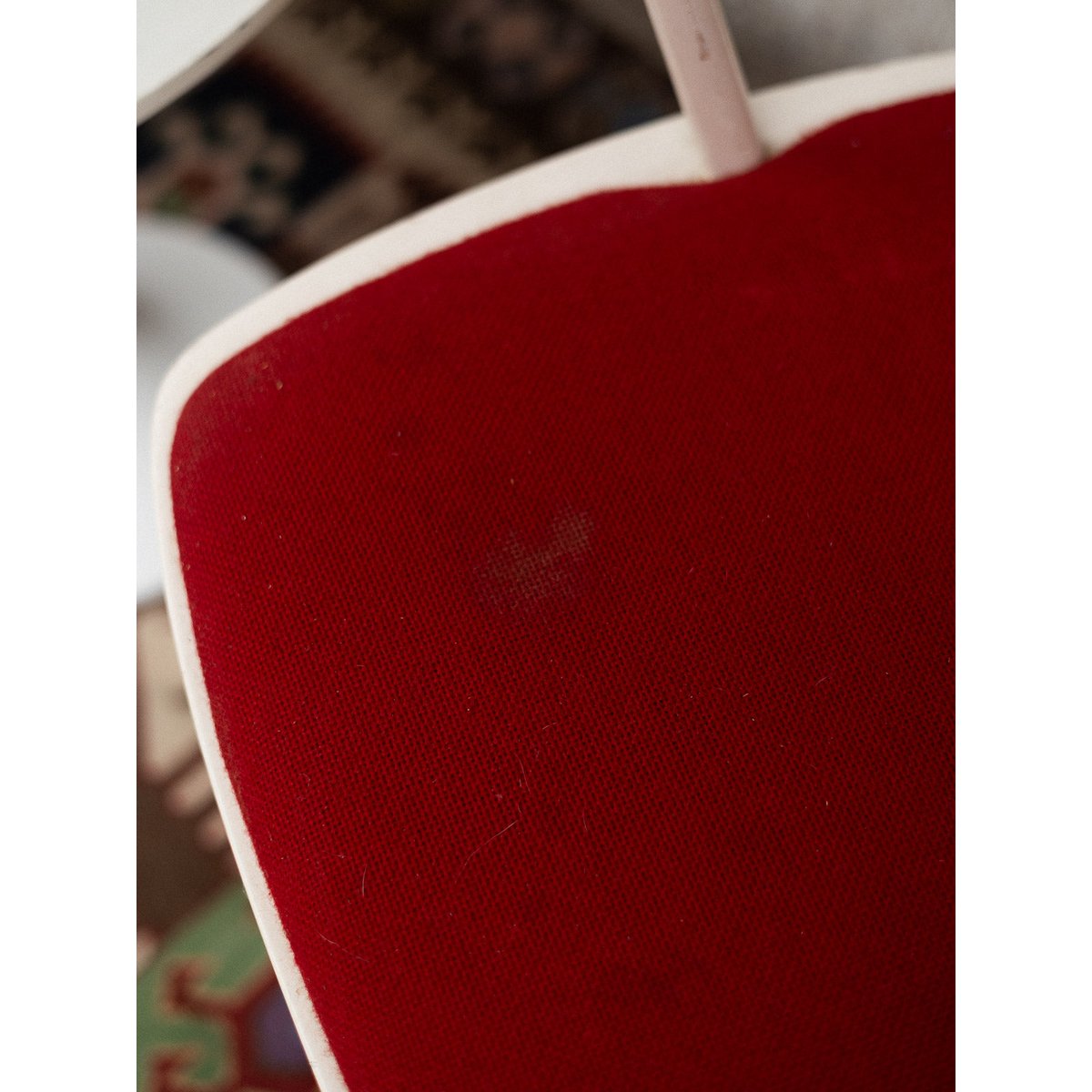 Chaise rouge et blanche Alma N°1724 - Bon état blanc, DEBONGOUT