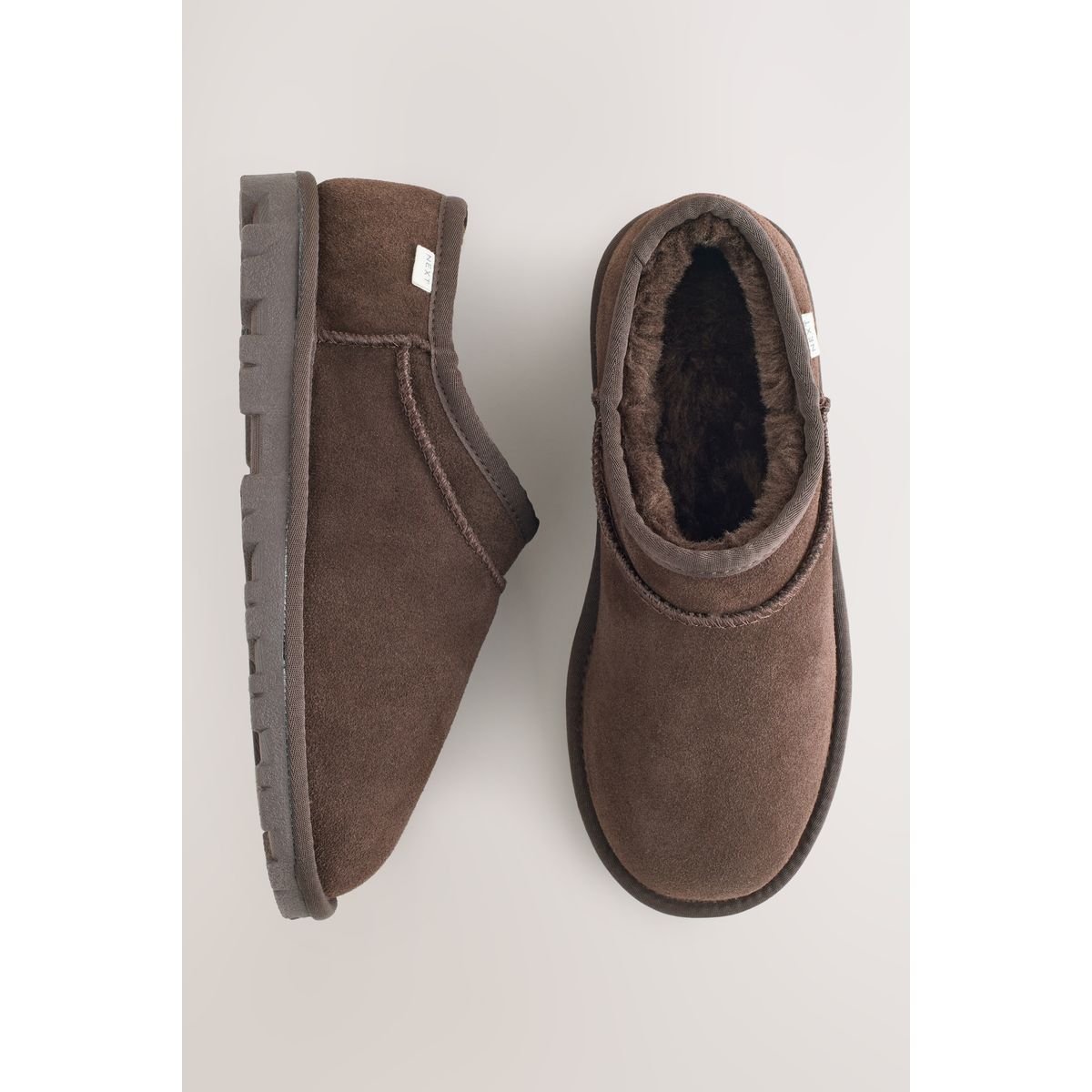Chaussons en daim fourrés marron chocolat, NEXT